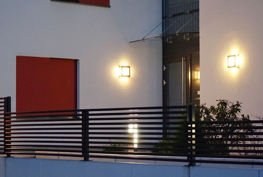 Den Hauszugang und das Hausumfeld mit modernen Außenlampen